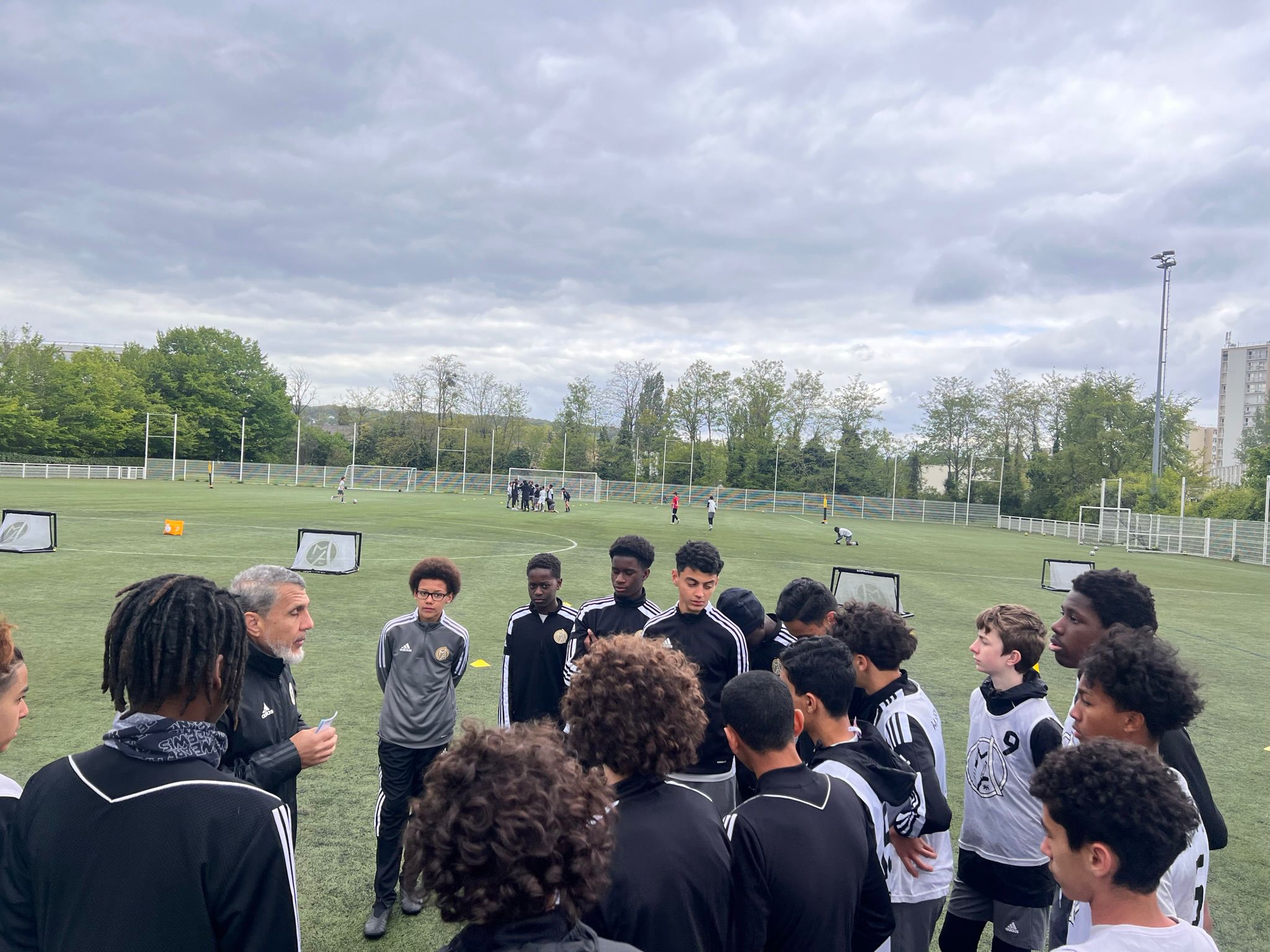 Image d'enfants après un match de football. Toute l'équipe fait un signe et regarde la caméra