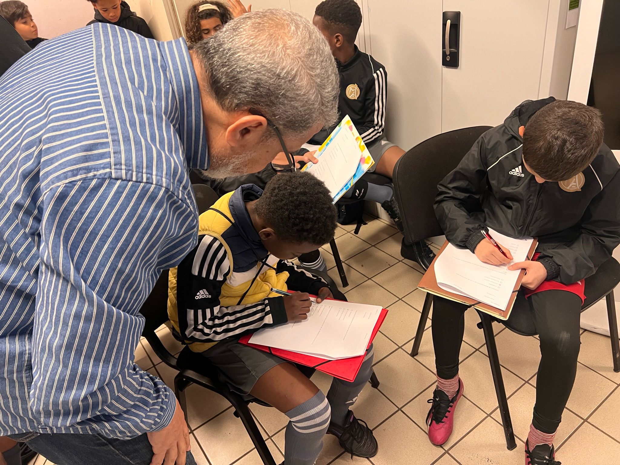 Image d'un crayon, clavier et d'un feuille avec des statistiques