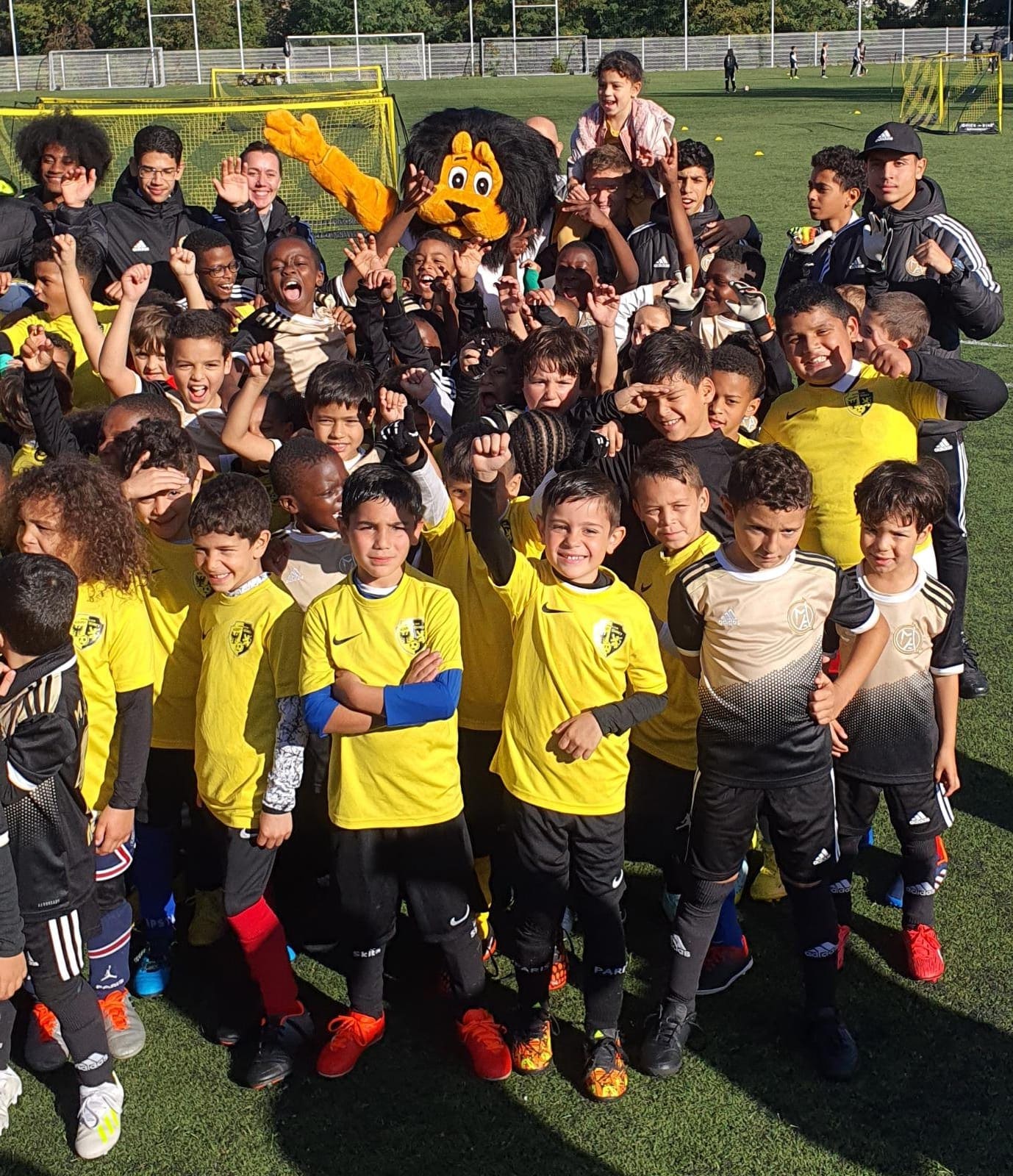 Image d'un jeune joueur de football courant après un ballon