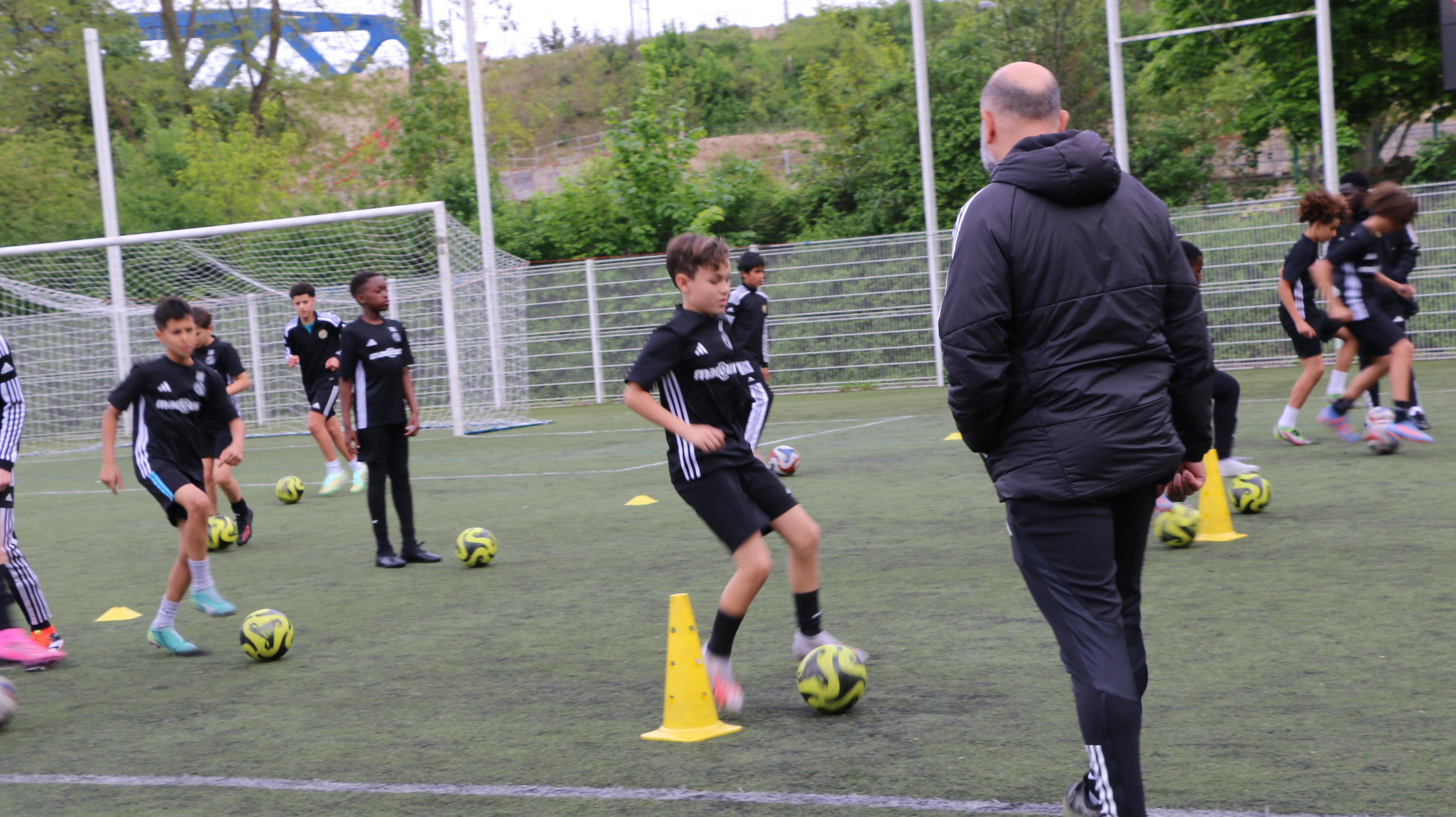 Image d'un jeune joueur de football courant après un ballon