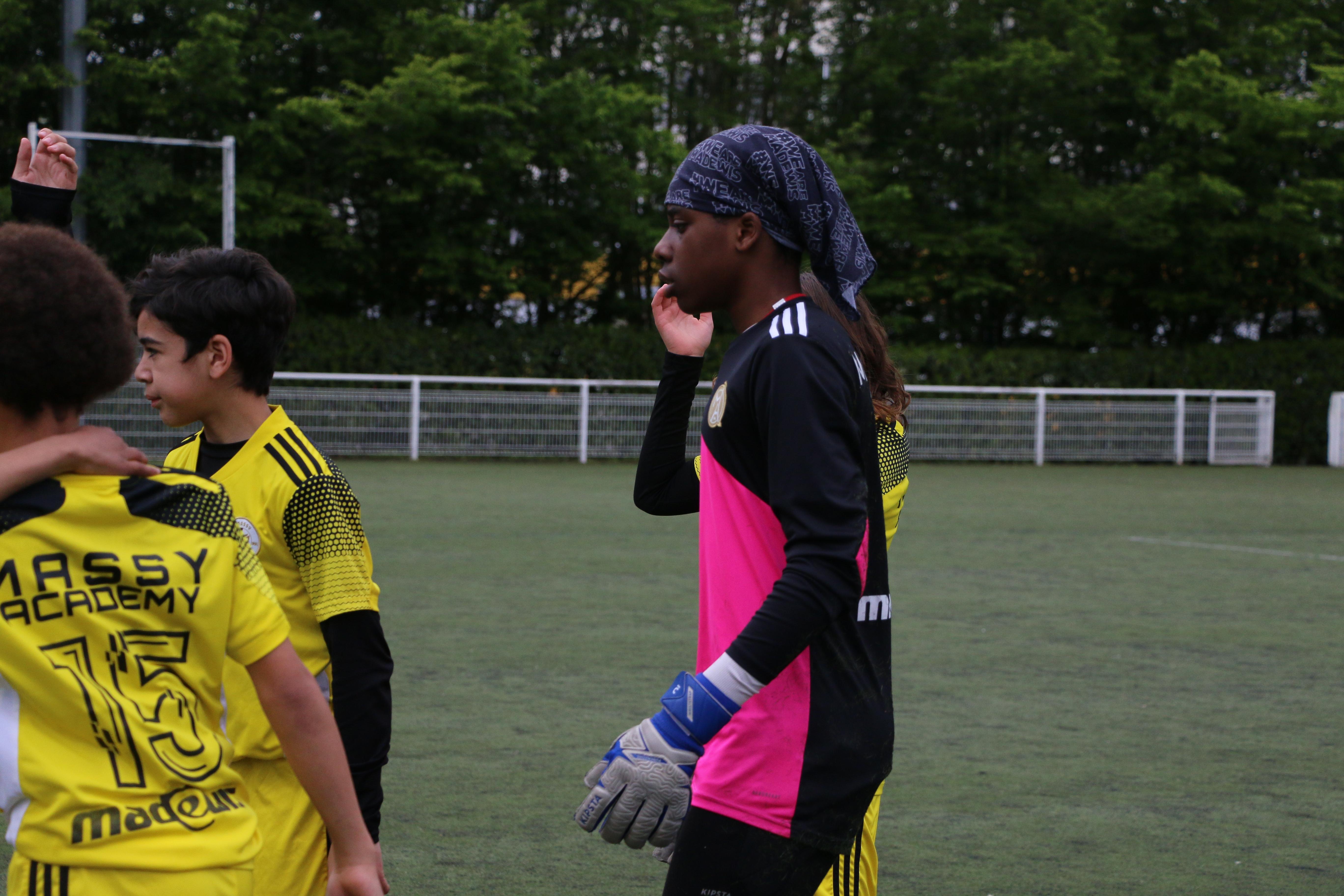 Image d'un jeune joueur de foot avec le maillot d'un autre club